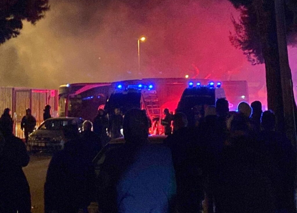 Humbën derbin më të rëndësishëm të sezonit, tifozët sulmojnë ekipin e tyre me tymuese e flakadanë