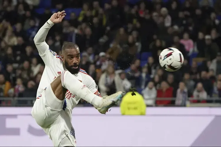 Lacazette po e shtyn Lyonin drejt Evropës dhe po e sfidon Mbappen për “Këpucën e Artë”