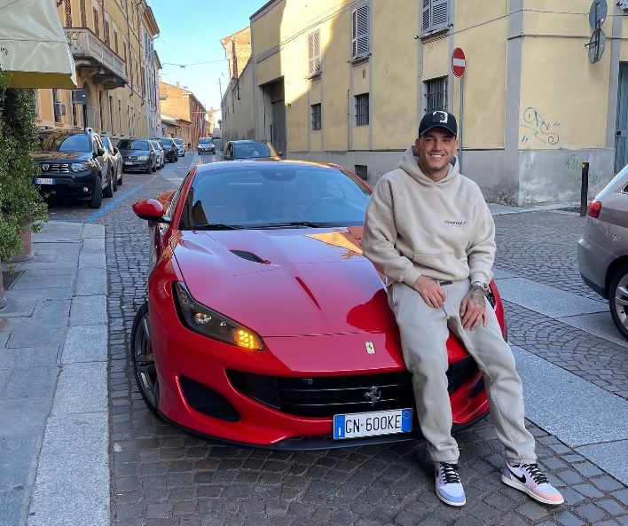 Sulmuesi shqiptar pa ekip, ngushëllimin e gjen te veturat