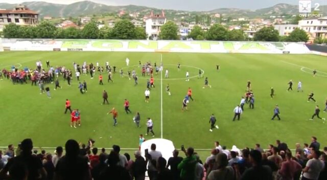 U sulmuan nga tifozët, ja çfarë u ka ndodhur gjyqtarëve pas largimit nga stadiumi