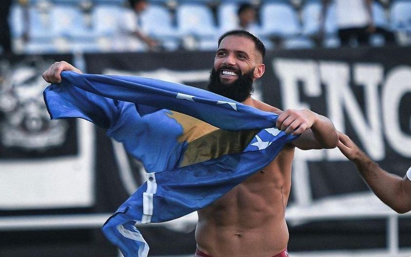 Liridon Krasniqi shpalos flamurin e Kosovës në Malajzi, pas suksesit me skuadrën e tij