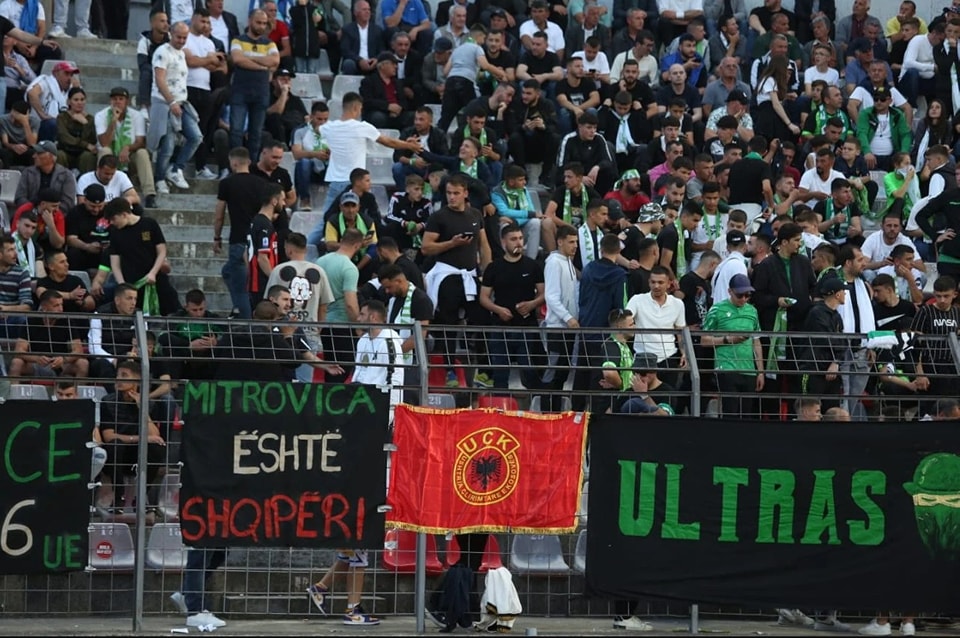 Tensionet në veri të Kosovës, tifozët e skuadrës shqiptare: Mitrovica është Shqipëri