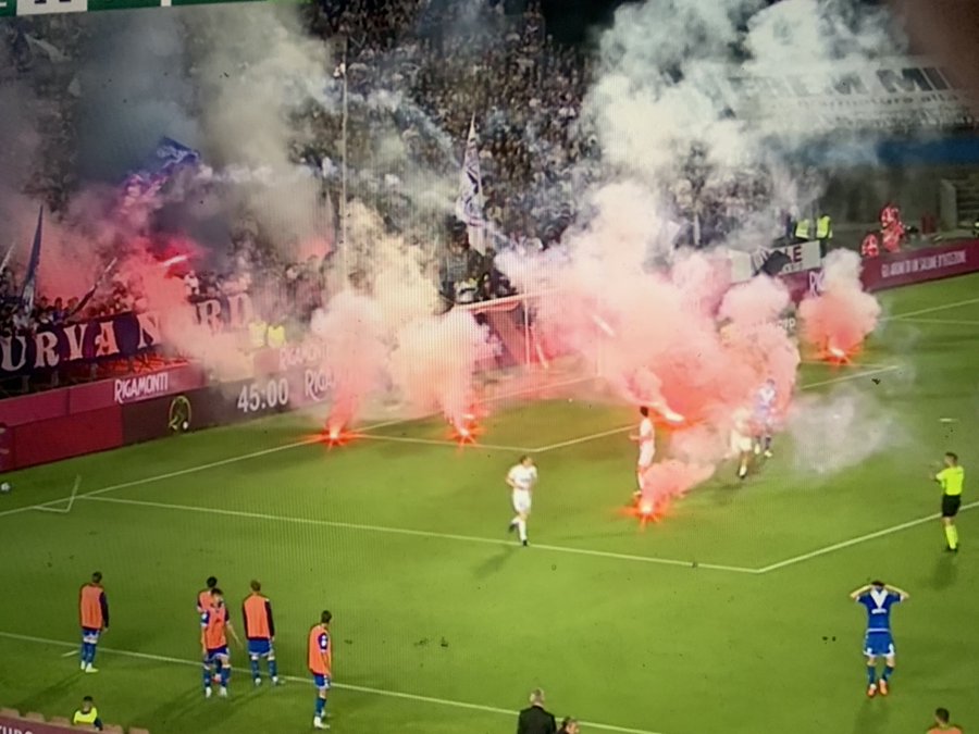 VIDEO/ Brescia ra në nga kategoria, ultrasit djegin makinat e lojtarëve