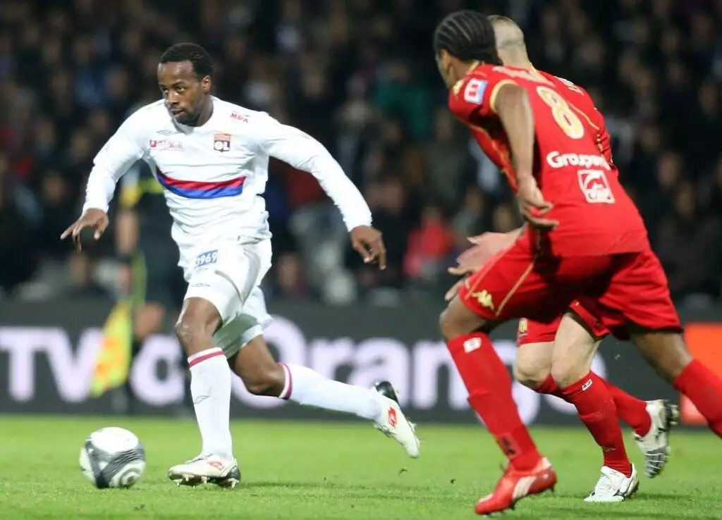 Akuzat për trukim ndeshje, reagon ish-futbollisti i Lyon