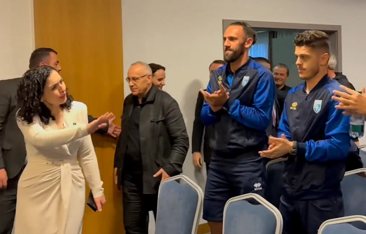 Presidentja Osmani pritet me duartrokitje nga lojtarët e Kosovës: Jeni krenaria jonë