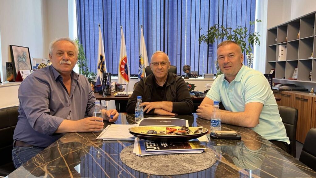 Ademi priti kryetarin e komunës dhe kreun e KF Fushë Kosova