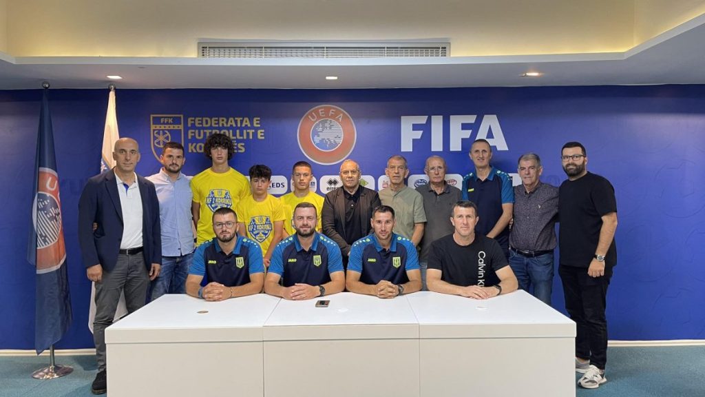 Agim Ademi takohet me talentet e KF “2 Korriku”, flasin për zhvillimin e këtij klubi