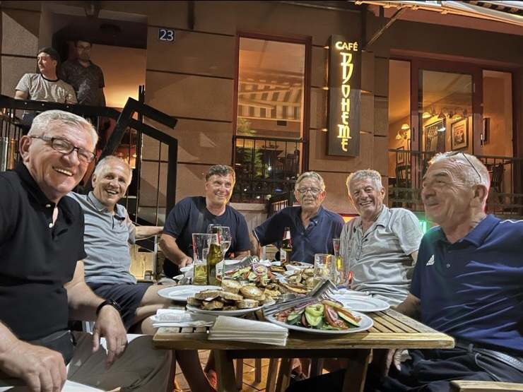 Fadil Muriqi shtron darkë për bashkëlojtarët e gjeneratës së artë