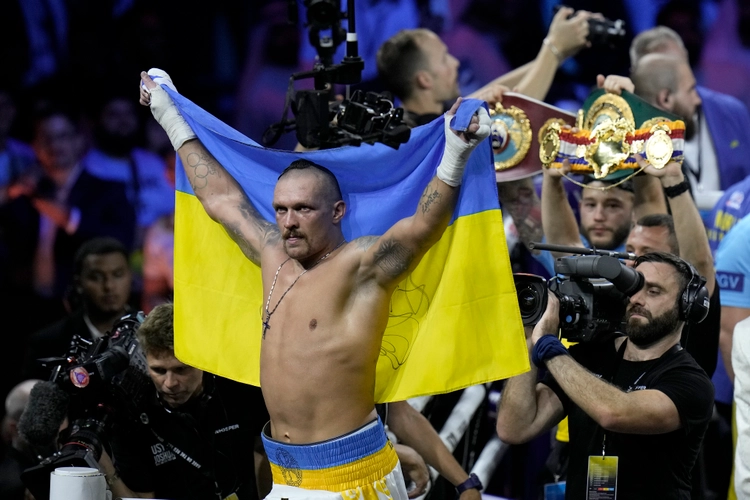 Usyk mbron titujt e kampionit të botës