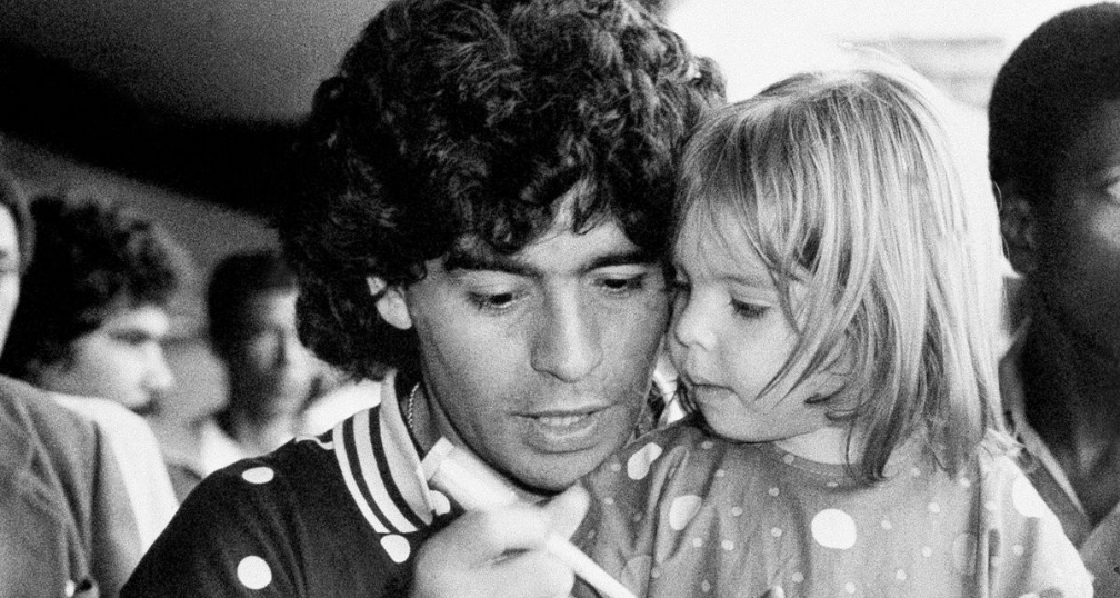 Vajzat e Maradonës shpërthejnë duke kërkuar drejtësi për vdekjen e babait të tyre