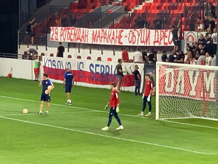 UEFA heq banerin “Kosova është Serbi”, tifozët e Olympiacosit e kthejnë