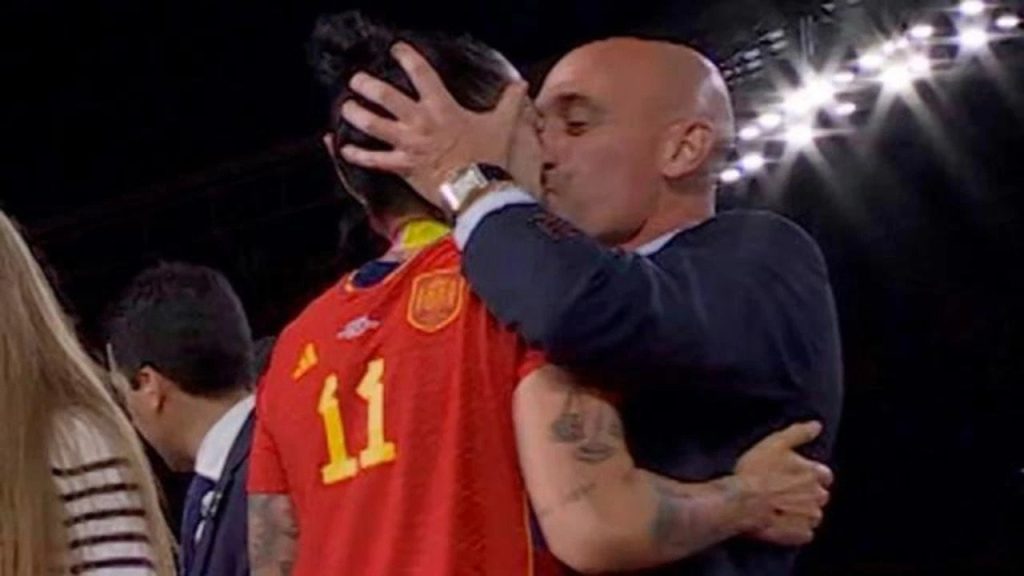 Rubiales e pëson edhe nga FIFA, hapet hetimi për puthjen që i dha futbollistes