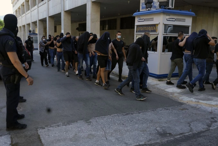 Rreth 100 tifozë kroatë përballen me akuza për vrasje në Greqi