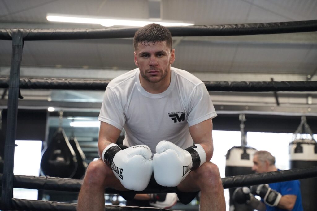 Ky televizion shqiptar e transmeton meçin e Florian Markut me Dylan Moran