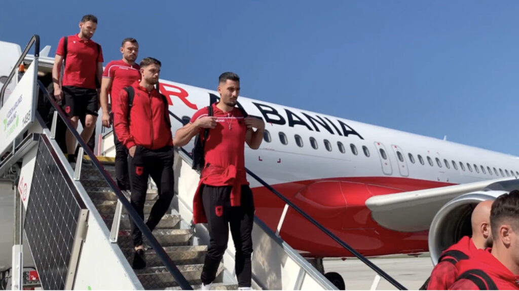 Kombëtarja kuqezi mbërrin në Pragë, për sfidën ndaj Çekisë