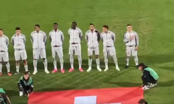 Xherdan Shaqiri vendosi dorën në zemër gjatë intonimit të himnit të Kosovës (Video)