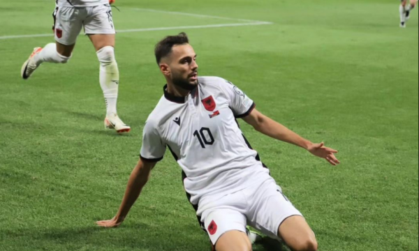 Nedim Bajrami protagonist edhe jashtë fushës, fanella e tij shitet për shifër rekorde