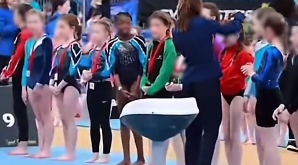 Ngjarje raciste/ Nuk i dhanë medalje gjimnastes me ngjyrë, federata i kërkon falje pas 1 viti vajzës së vogël (VIDEO)