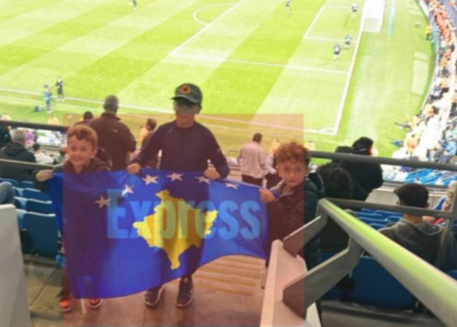 Fëmijë kosovarë me flamuj, simbole të UÇK-së e shqiponje në ndeshjen e Man Cityt ndaj skuadrës serbe