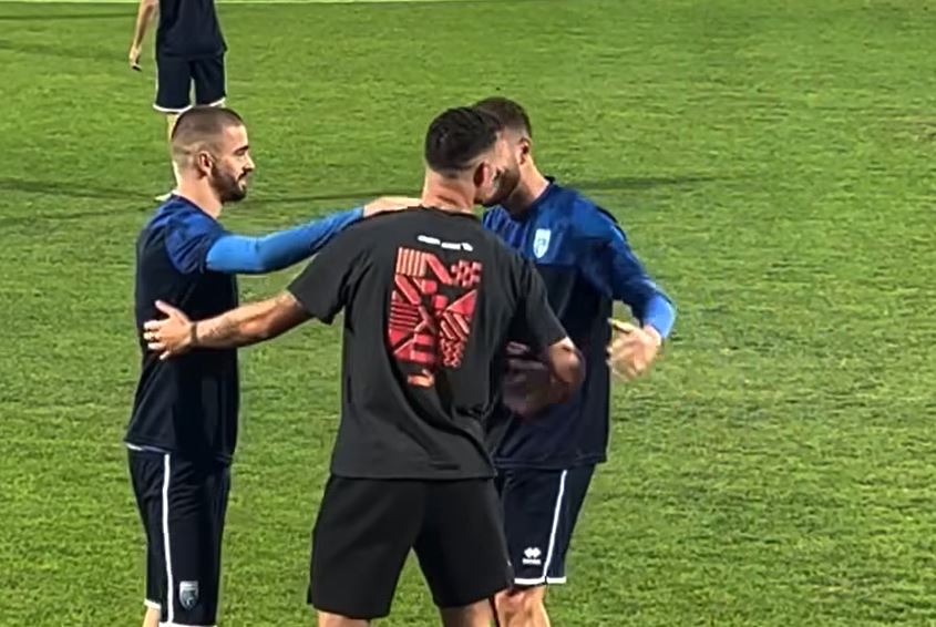 Granit Xhaka viziton Kosovën në stërvitje, përshëndetje e ngrohtë mes tij dhe Zhegrovës