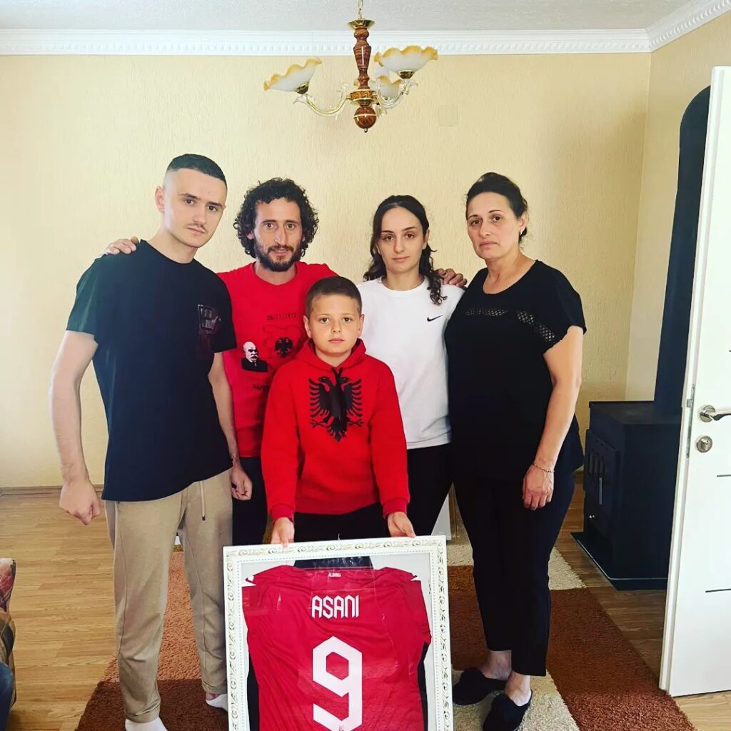 “Ballisti” ia dërgon fanellën e Jasir Asanit familjes së heroit Afrim Bunjakut