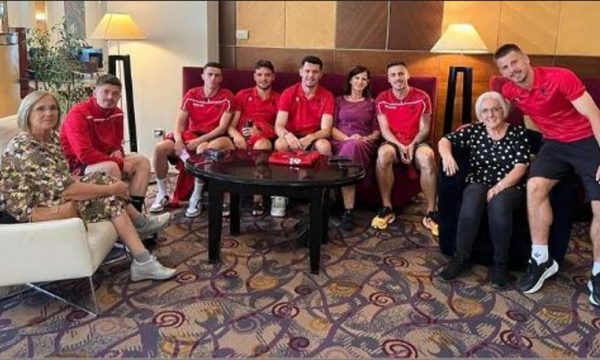 Bashkëshortja e komandant “Katanës” e viziton Kombëtaren shqiptare, Kuqezinjve iu uron suksese të enjten