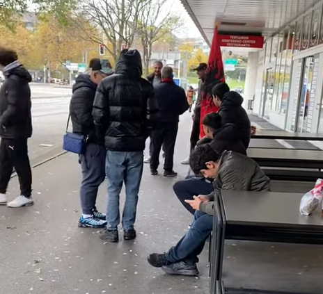 Gjashtë orë pa filluar ndeshja shqiptarët nisin të mblidhen para stadiumit, deri 300 euro po shitet një biletë