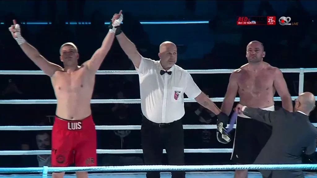 Boksieri shqiptar shtrin përtokë boksierin serb