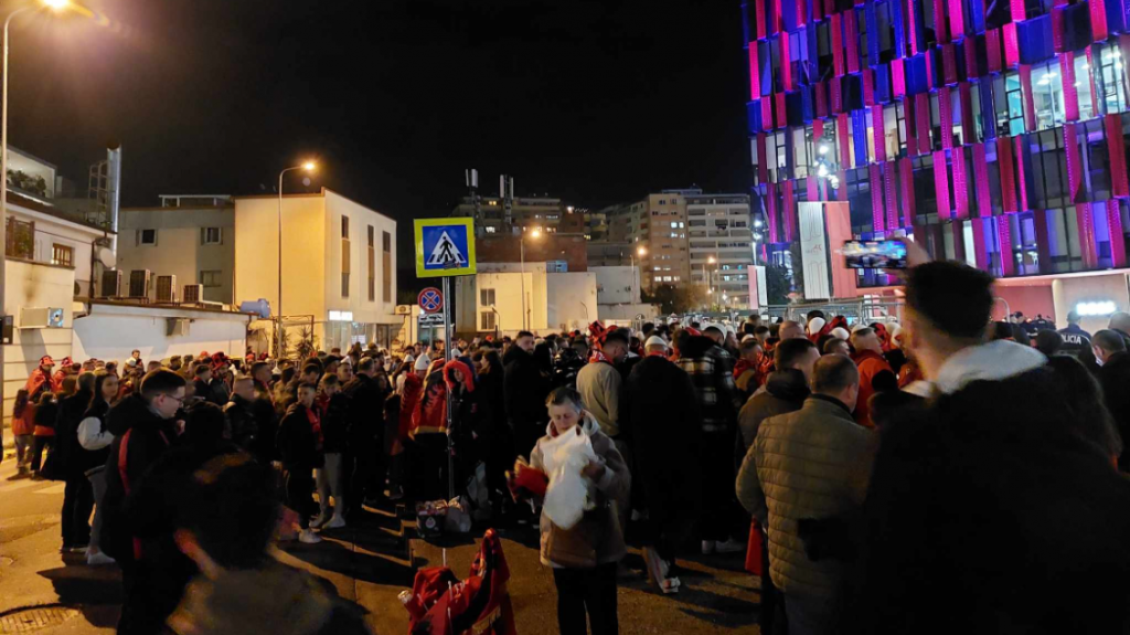 Atmosferë impozante para stadiumit “Air Albania”, tifozët po presin në radhë për t’u futur në stadium