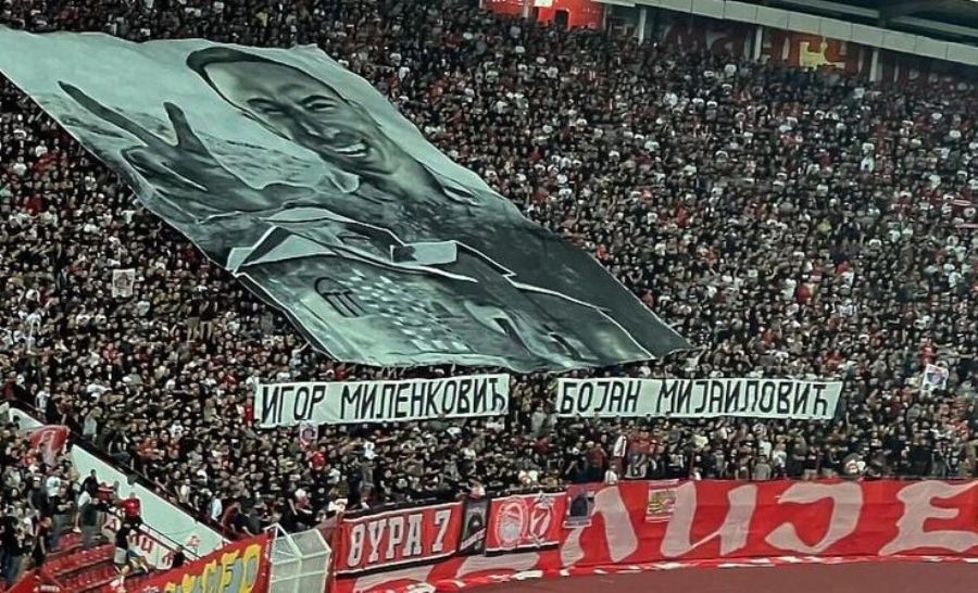 Skandal në Beograd: Figura e terroristit serb të vrarë në Kosovë shfaqet sërish në ndeshjen e Ligës së Kampionëve