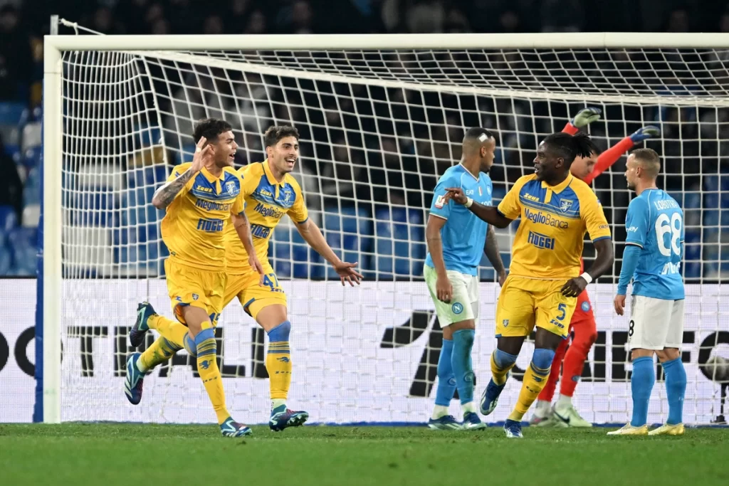 Frosinone turpëron Napolin, e eliminon nga Kupa