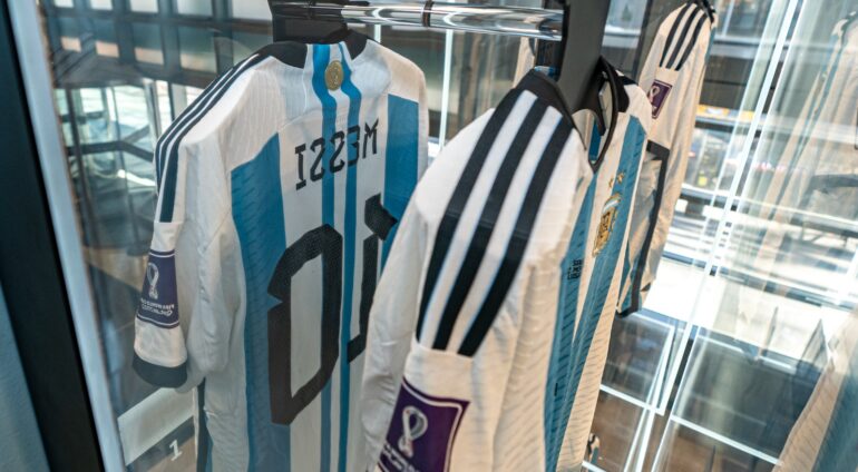 Fanellat që mbajti Messi në Botëror shiten me 7.8 milionë dollarë