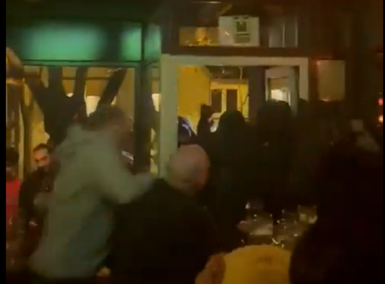 Si shteti, si tifozët: Huliganët serbë rrahën tifozët anglezë në qendër të Beogradit (Video) shqetësuese)