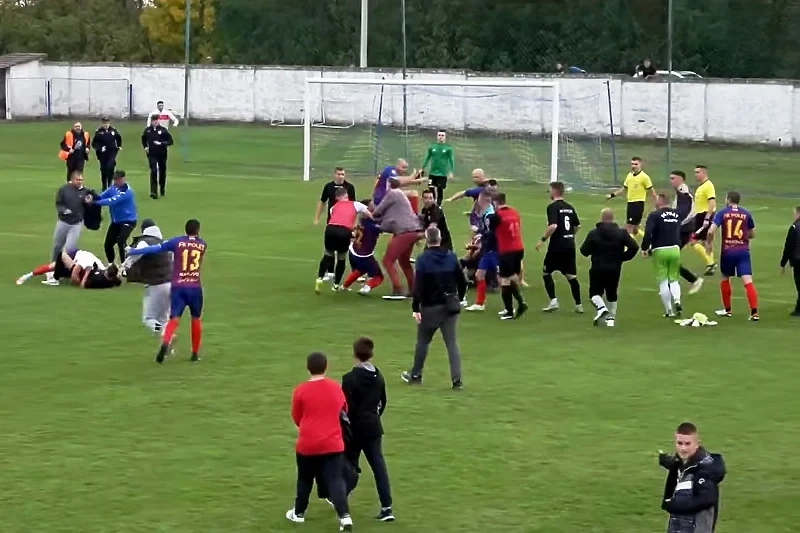 Kërcet dajaku masiv në një ndeshje në Serbi, gjyqtari jep 10 kartonë të kuq