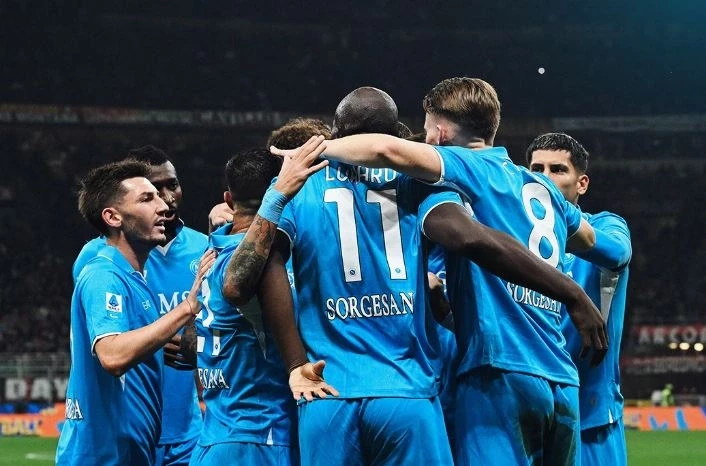Napoli mposht Milanin në ‘San Siro’, forcohet në vendin e parë