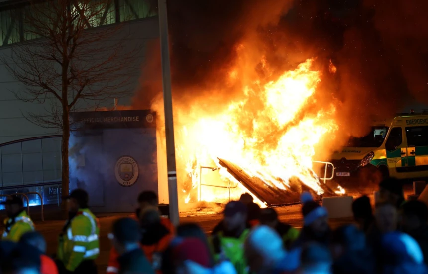 Zjarr pranë stadiumit “Etihad” para ndeshjes së Championsit