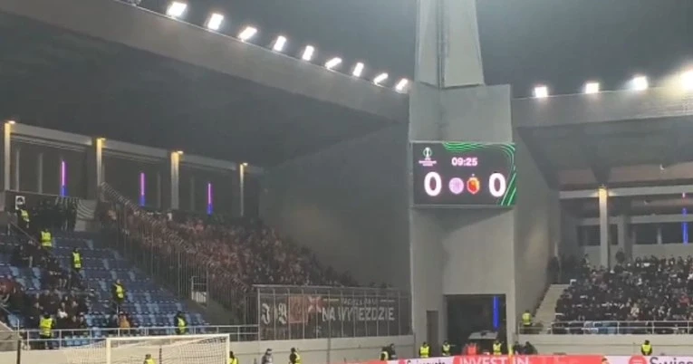 Huliganët polakë fyejnë Kosovën në ndeshjen evropiane në Serbi