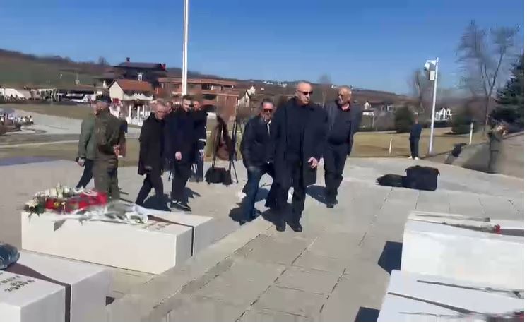 Agim Ademi bën homazhe në Prekaz