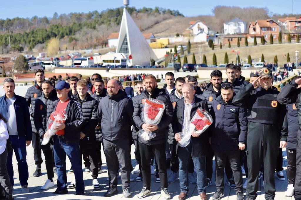 FC Drenica bëri homazhe në kompleksin memorial të familjes Jashari