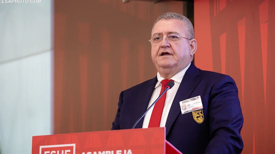 “Jam i vëmendshëm ndaj sharjeve të tifozëve por ne nuk do ta ndryshojmë Serbinë”, Armand Duka shpjegon pse duhet turneu me serbët