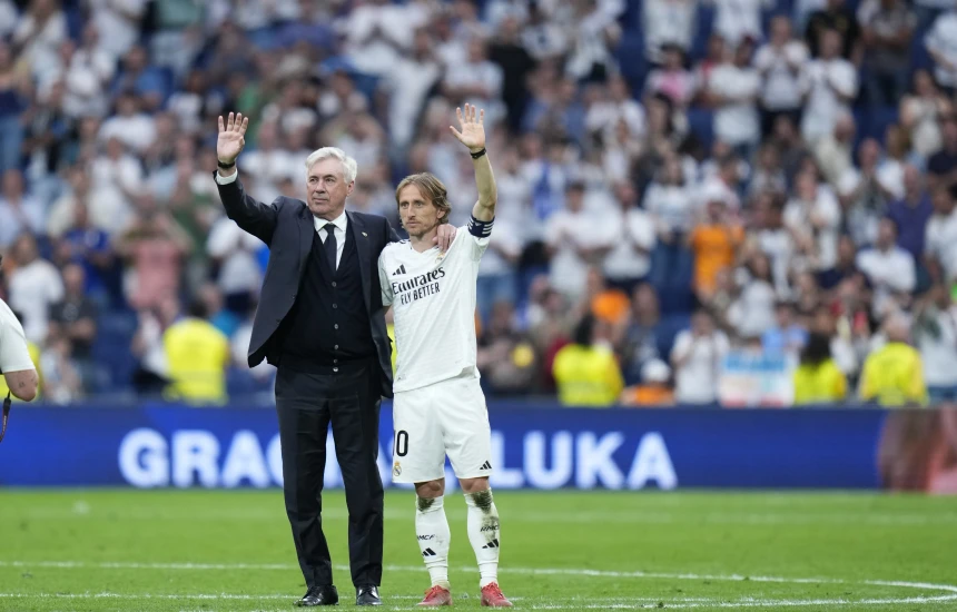 Ancelotti e Modriq përshëndeten si legjenda me “Bernabeun”