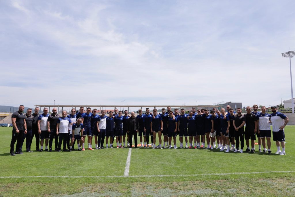 Agim Ademi viziton ekipin kombëtar të Kosovës: I përgëzoj futbollistët për angazhimin