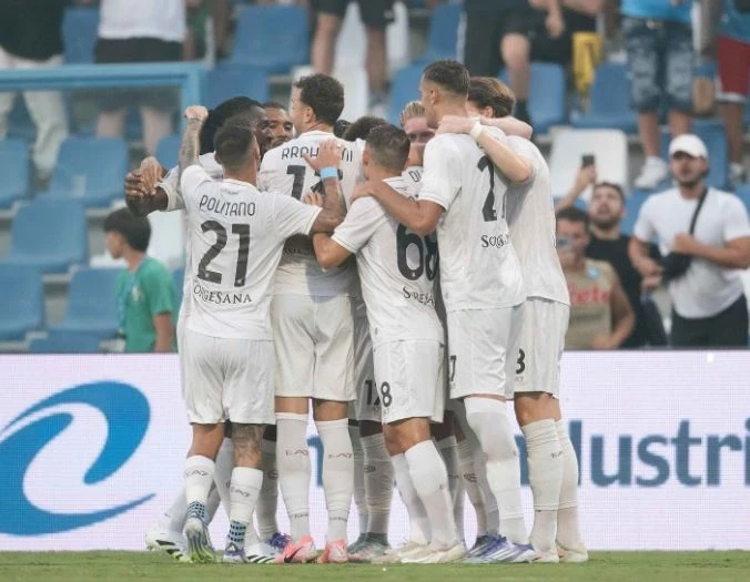 Napoli e nis me fitore mbrojtjen e titullit, De Bruyne shënon në debutim