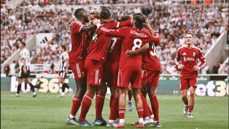 Një 16 vjeçar vendos, Liverpool fiton ndaj Newcastle në një ndeshje të çmendur me pesë gola dhe karton të kuq