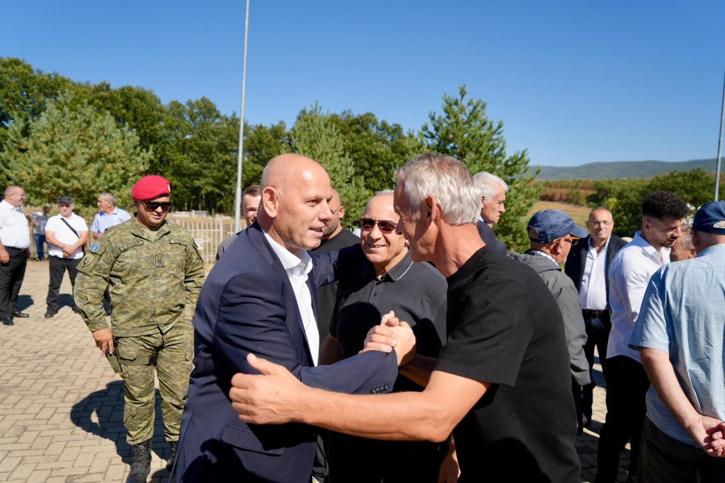 Presidenti i FFK-së, Agim Ademi nderon heronjtë Fehmi e Xhevë Lladrovci