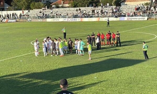 Tifozët hodhën shishe të mbushura me zall në drejtim të lojtarëve dhe gjyqtarëve, Vushtrrinë e pret dënimi