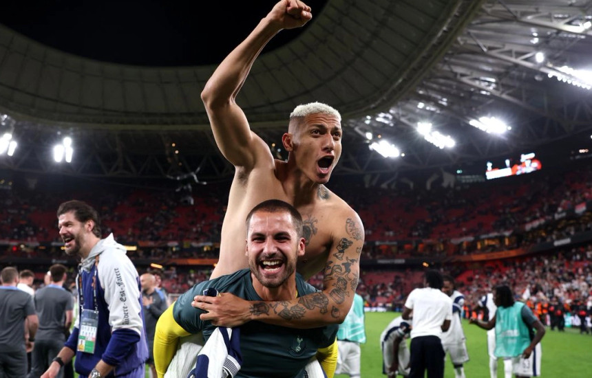 Ish-portieri i Tottenhamit pensionohet për arsye të pazakontë