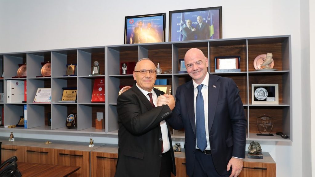 Infantino përgëzon Ademin: Jeni një vend i vogël, por këtu po bëhet një punë e jashtëzakonshme, qeveria të bashkëpunoj me UEFA-n e FIFA-n për të investuar në infrastrukturë