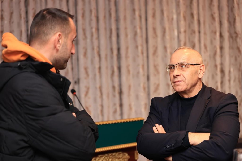 Ademi në takim me gazetarët sportivë: Zëri i së vërtetës në momentet e vështira