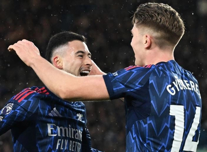 Arsenali e shkatërron Leedsin